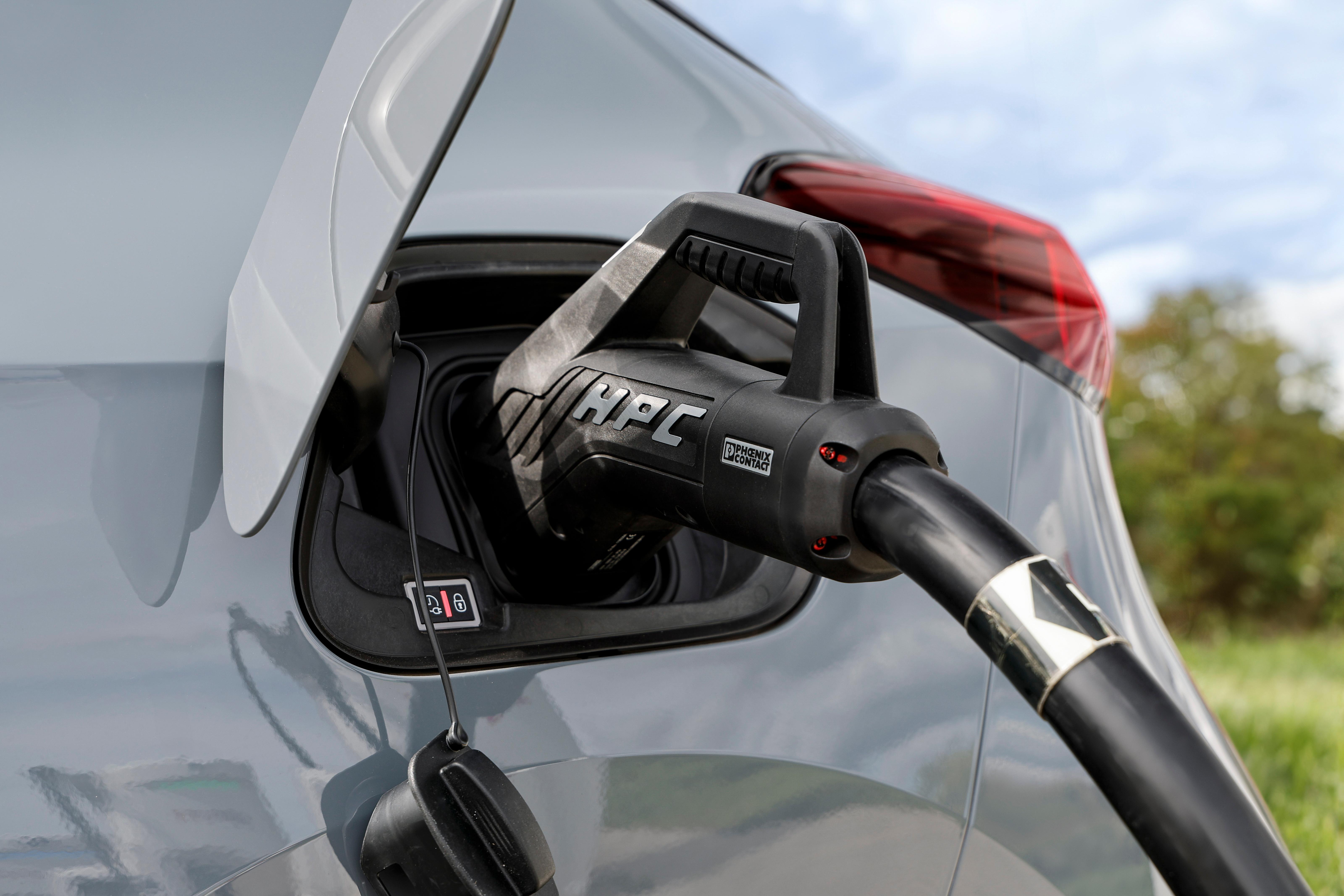 Gleichstrom aus der DC-Schnellladesäule wird mit bis zu 100 kW bezogen.