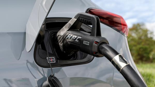 Gleichstrom aus der DC-Schnellladesäule wird mit bis zu 100 kW bezogen.