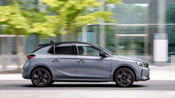 Nach wie vor gibt es den Corsa aber auch mit konventionellen Antrieben - drei Benzinern, die zwischen 55 kW/75 PS und 96 kW/130 PS leisten.