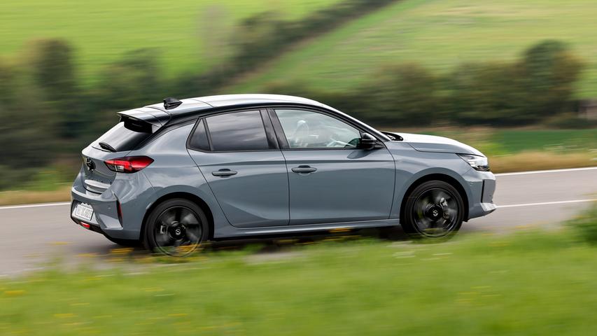 Kurz nach dem Marktstart im Oktober wird Opel außerdem zwei 48-Volt-Mildhybride nachschieben.  