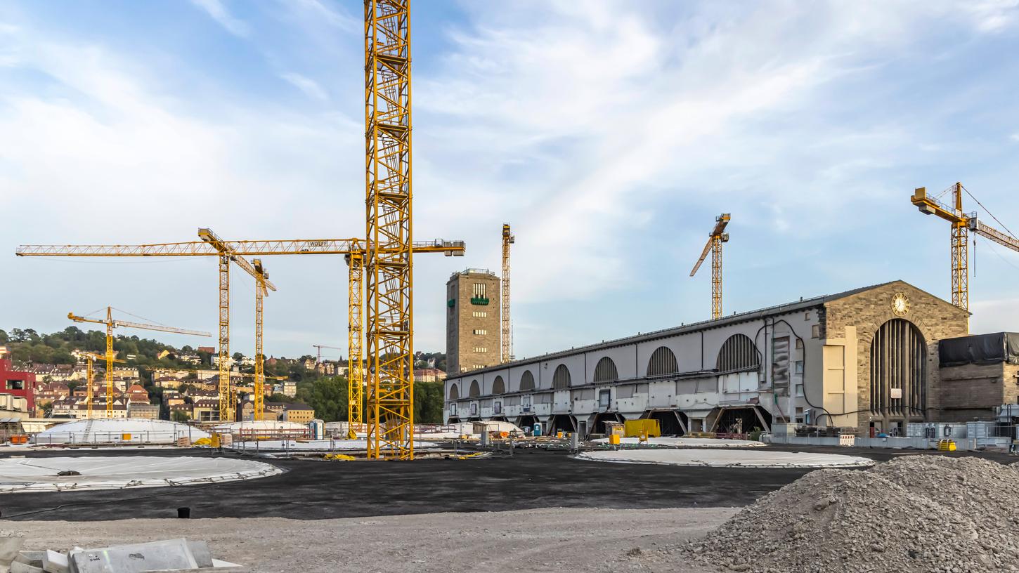 Baustelle Hauptbahnhof, Projekt Stuttgart 21. Das Dach der künftigen unterirdischen Bahnsteighalle ist weitgehend geschlossen. Baustelle Hauptbahnhof, Projekt Stuttgart 21. Das Dach der künftigen unterirdischen Bahnsteighalle ist weitgehend geschlossen.