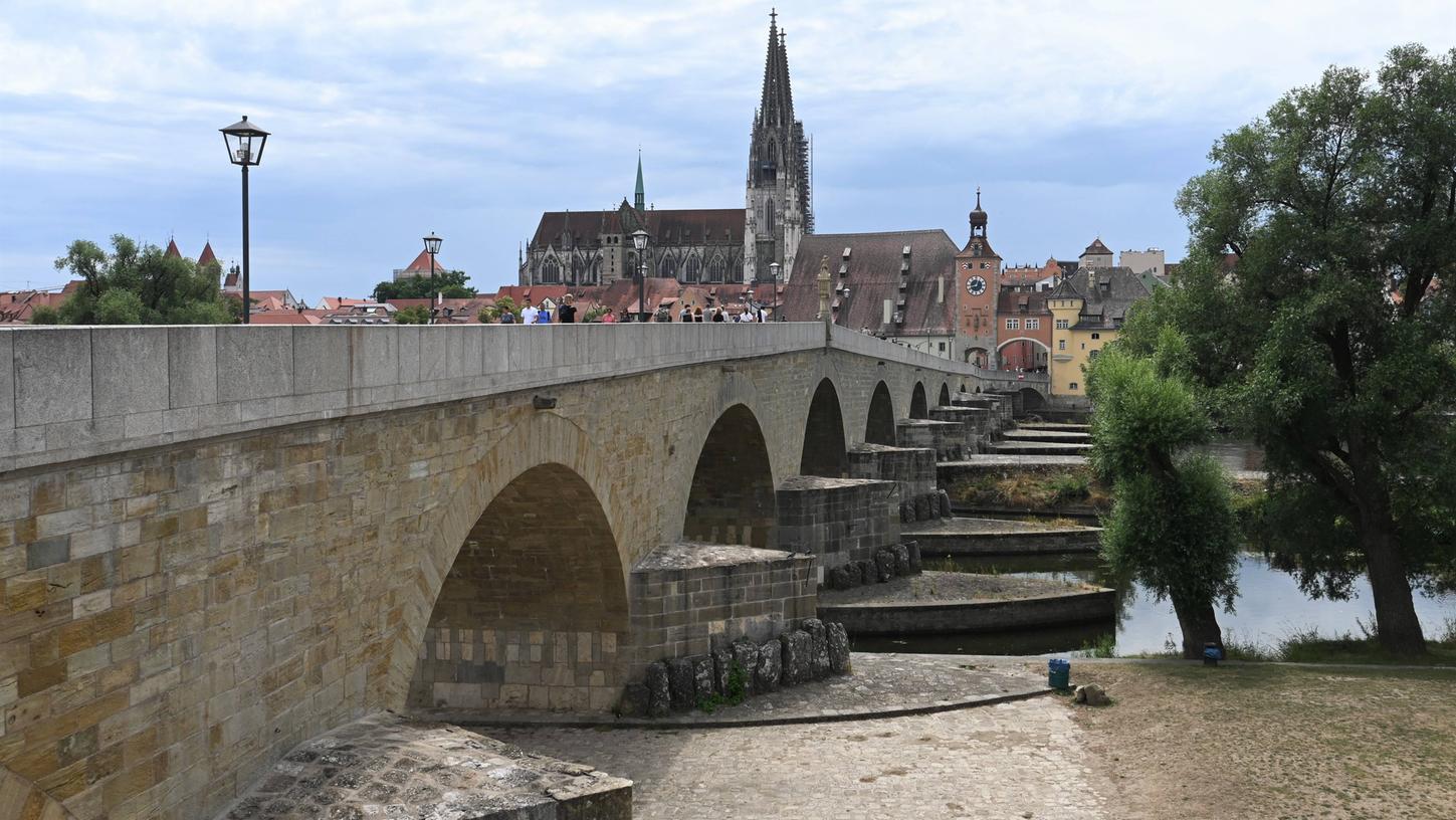 Deutscher stößt Syrer von Steinerner Brücke: War die Tat rechtsextrem motiviert? Deutscher stößt Syrer von Steinerner Brücke: War die Tat rechtsextrem motiviert?