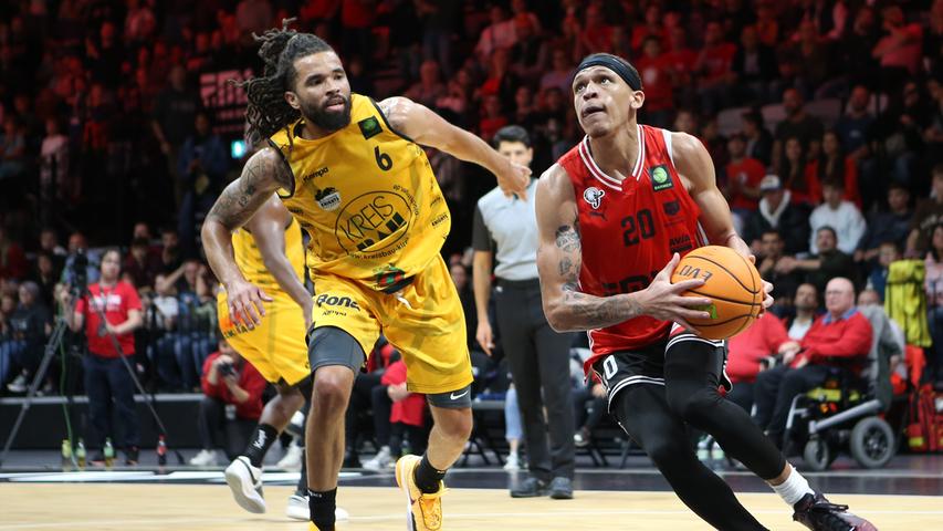 Tat sich erneut als sehr treffsicher hervor bei den Falcons: Isaiah Sanders (rechts). Tat sich erneut als sehr treffsicher hervor bei den Falcons: Isaiah Sanders (rechts).