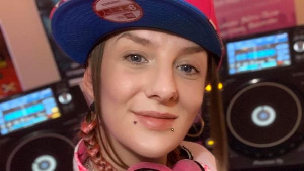 Die auf gebrochene Beats und tief wabernde Bässe spezialisierte Monsters of Jungle-Familie hat sich am Samstag die Galerie im Z-Bau unter den Nagel gerissen. Ab 22 Uhr laufen hier Jungle- und Drum'n'Bass-Tracks, die Leute vom Fach gekonnt und filigran ineinander mischen. Neben den lokalen DJs kümmert sich Gast-Dreherin Mrs Magoo um die Sounds. Die Schottin zählt zu den bekanntesten weiblichen Acts der Szene.