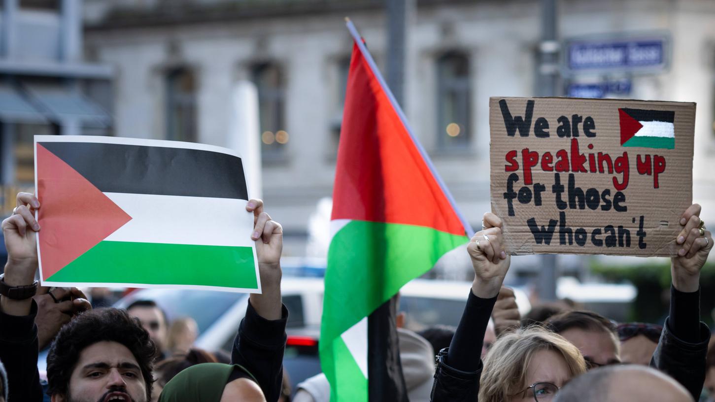Pro-Palästina-Kundgebung in Frankfurt am Main: Hunderte Menschen beteiligen sich dort am 14. Oktober an einer Pro-Palästina-Demonstration. 