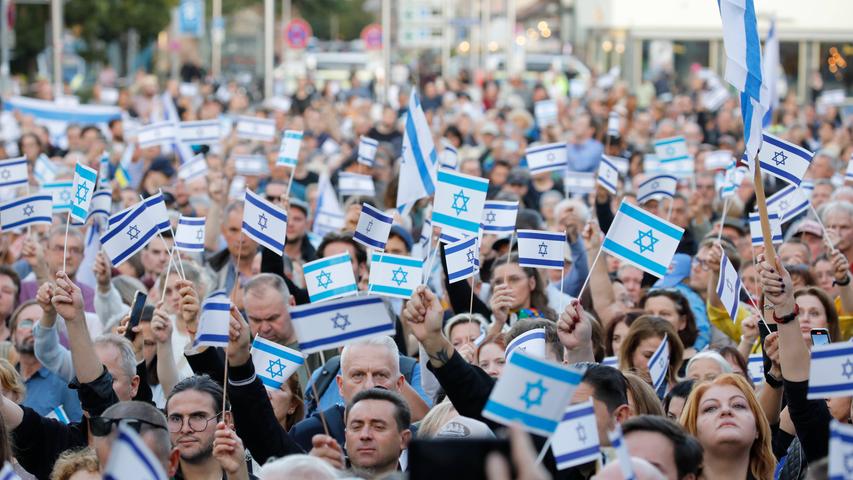 Solidarität mit Israel: In Nürnberg versammelten sich mehr als 1000 Menschen, um ihr Mitgefühl auszudrücken.