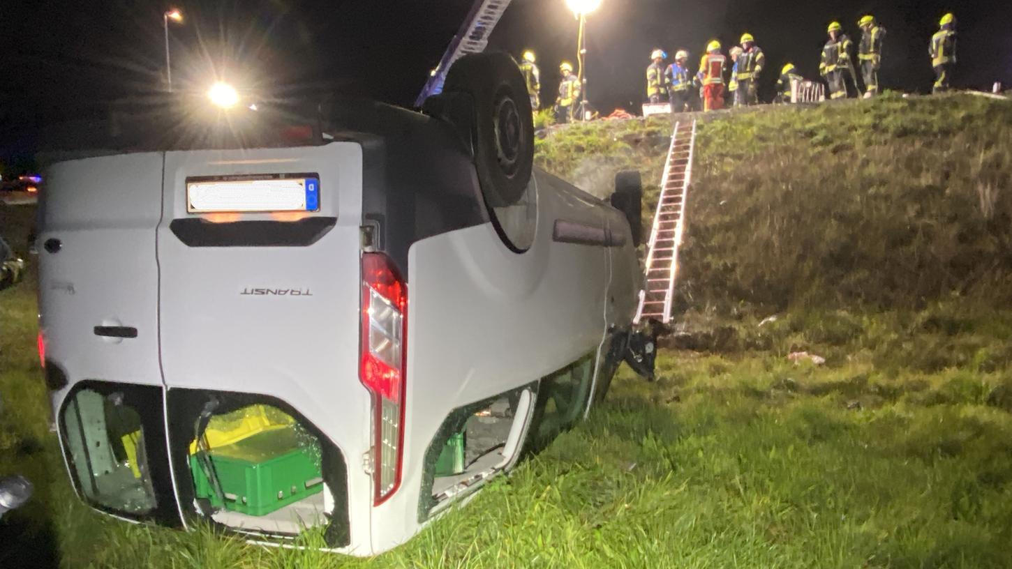 Der Fahrer ist mit seinem Auto einen Abhang hinunter geschlittert und erlitt schwere Verletzungen. Der Fahrer ist mit seinem Auto einen Abhang hinunter geschlittert und erlitt schwere Verletzungen.