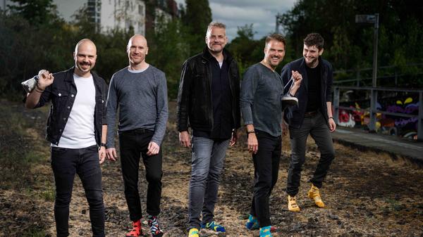 Die A-cappella-Band Alte Bekannte legt am Freitag einen Halt in der Nürnberger Lux-Kirche ein. Der Fünfer stellt dabei sein aktuelles Programm "Nix geht über LIVE" vor. Die Show der aus der Band Wise Guys hervorgegangenen Truppe beginnt um 20 Uhr.
