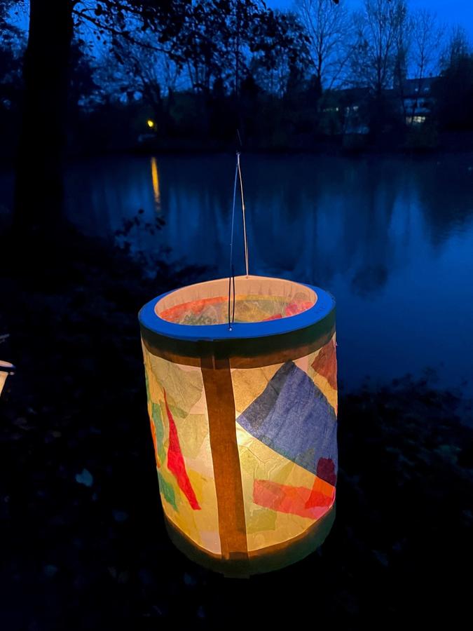 Viele bunte Laternen sollen für ein Lichtermeer sorgen. Viele bunte Laternen sollen für ein Lichtermeer sorgen.