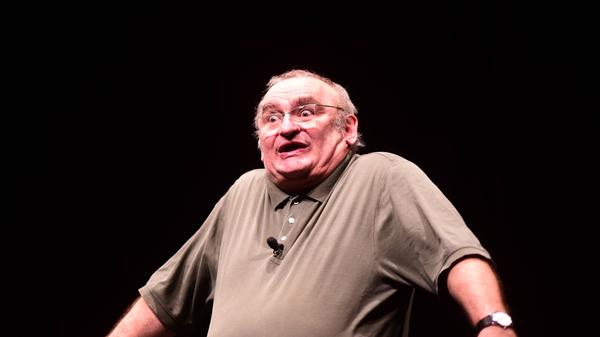 Schauspieler Sigi Zimmerschied bevölkert am Freitag und Samstag die Bühne des Hubertussaals. Jeweils ab 20 Uhr performt der Niederbayer sein Stück "Dopplerleben", in dem es um den letzten Spross einer Fälscher-Dynastie geht.