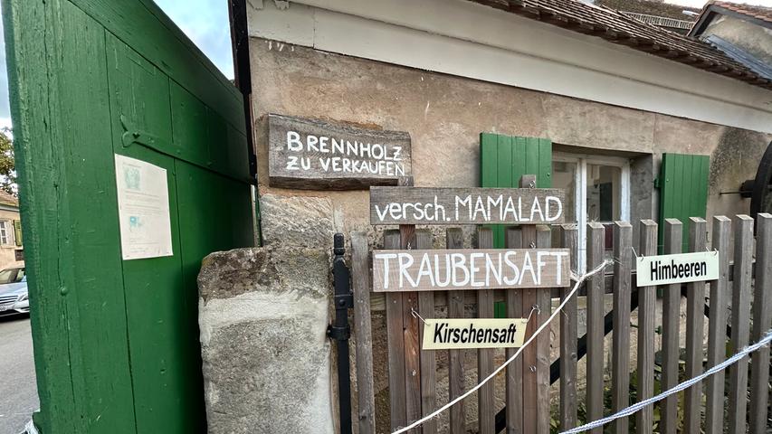 Neben Brennholz und Säften, kann man hier in Spardorf auch "Mamalad" kaufen.   