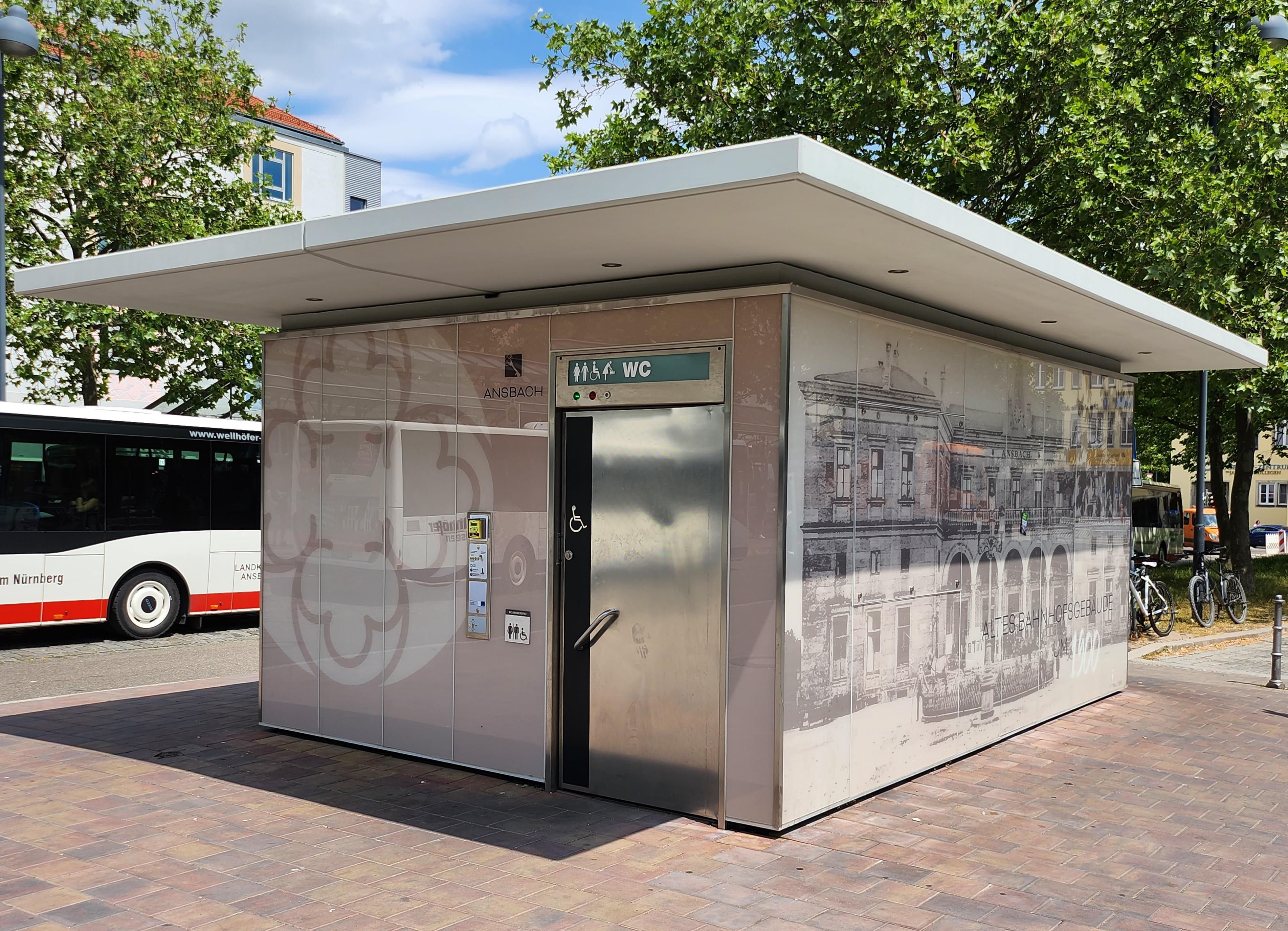 BY_ansbach_wc-anlage am bahnhofsplatz_(seitenansicht)_SB2023_20230619.jpg