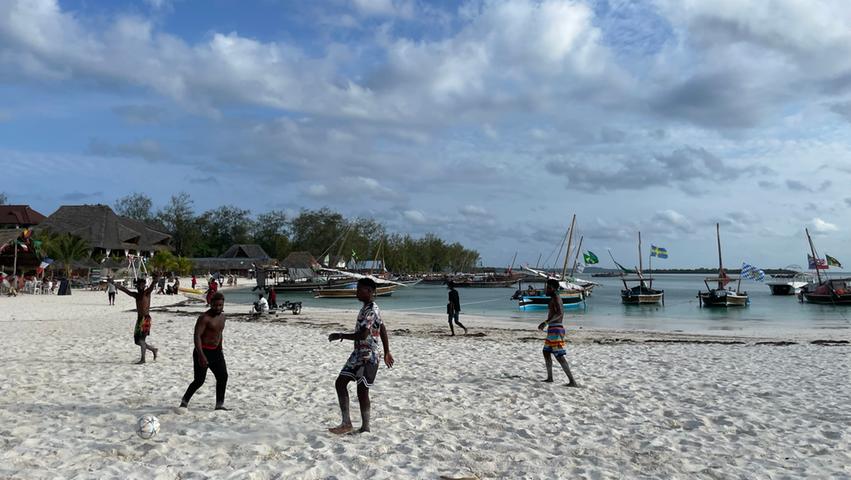 Der Strand ist für die einheimischen Kinder nicht nur der Spielplatz, sondern oft auch der Schulweg. In Nungwi, einem ehemaligen Fischerdorf im Norden der Insel gehen die Lebensfreude und die Ruhe der Sansibari sofort auf uns über.