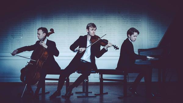 Am Samstag steht das zweite Konzert im Rahmen der aktuellen Soiree im Schloss-Saison im Schloss Burgfarrnbach an. Diesmal performt das Arcon Trio um den Pianisten Julius Asal. Beginn: 19.30 Uhr.