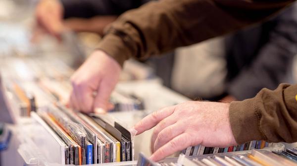 Schallplatten-Fans können sich am Samstag von 10 bis 16 Uhr in der Meistersingerhalle mit frischer Ware eindecken. Auf den Tischen der Handelnden finden sich aktuelle wie gebrauchte Langspielplatten, Maxis, CDs und vieles mehr.
