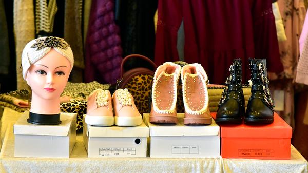 Der Mädchenflohmarkt, der am Sonntag ins E-Werk lockt, steigt in drei Räumen (Saal, Etage 1 und Clubbühne). Ab 14 Uhr finden sich hier viele handgemachte Dinge, dazu Schmuck, Vintage Mode, Accessoires und zahlreiche andere schöne Sachen. Der Eintritt ist frei.