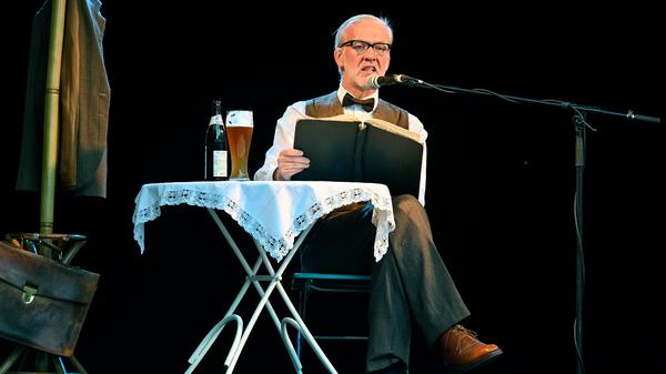 Das Theater Erlangen bittet am Samstag zum Tresenlesen in die Gaststätte Zum Weißen Lamm. Ab 21 Uhr liest Schauspieler Hermann Große-Berg aus dem Roman Sechsunddreißig Stunden von Ödön von Horváth.