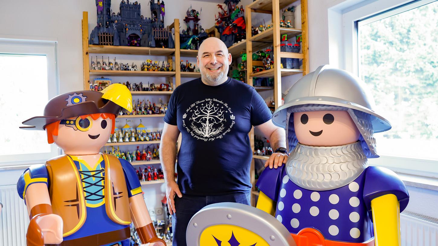 Stefan Will -Geschäftsführer von Ultra Comix in Nürnberg - steht zwischen zwei «überlebensgroßen» Playmobil-Figuren. Er ist Spielzeugsammler und hat sich seit den 1970er-Jahren auf Playmobil-Figuren und Sets spezialisiert. 