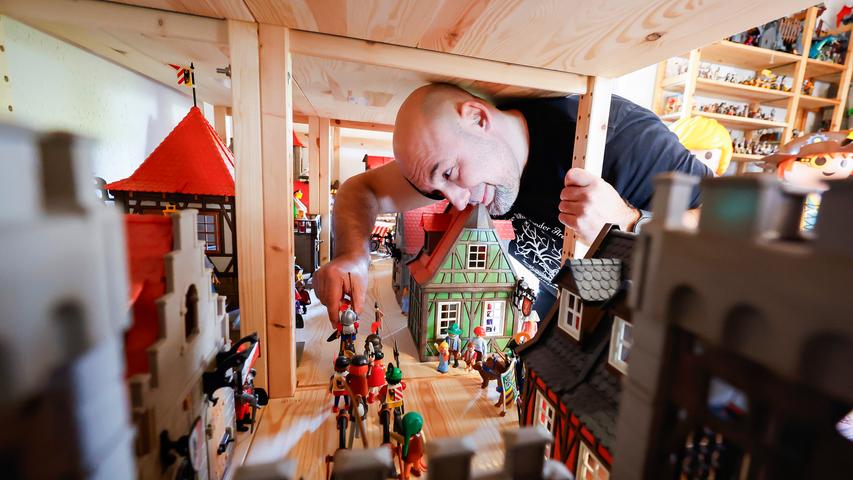 Stefan Will stellt Figuren in seiner Mittelalter-Stadt aus Playmobil-Sets und -Figuren um, viele Figuren davon sind knapp 50 Jahre alt.