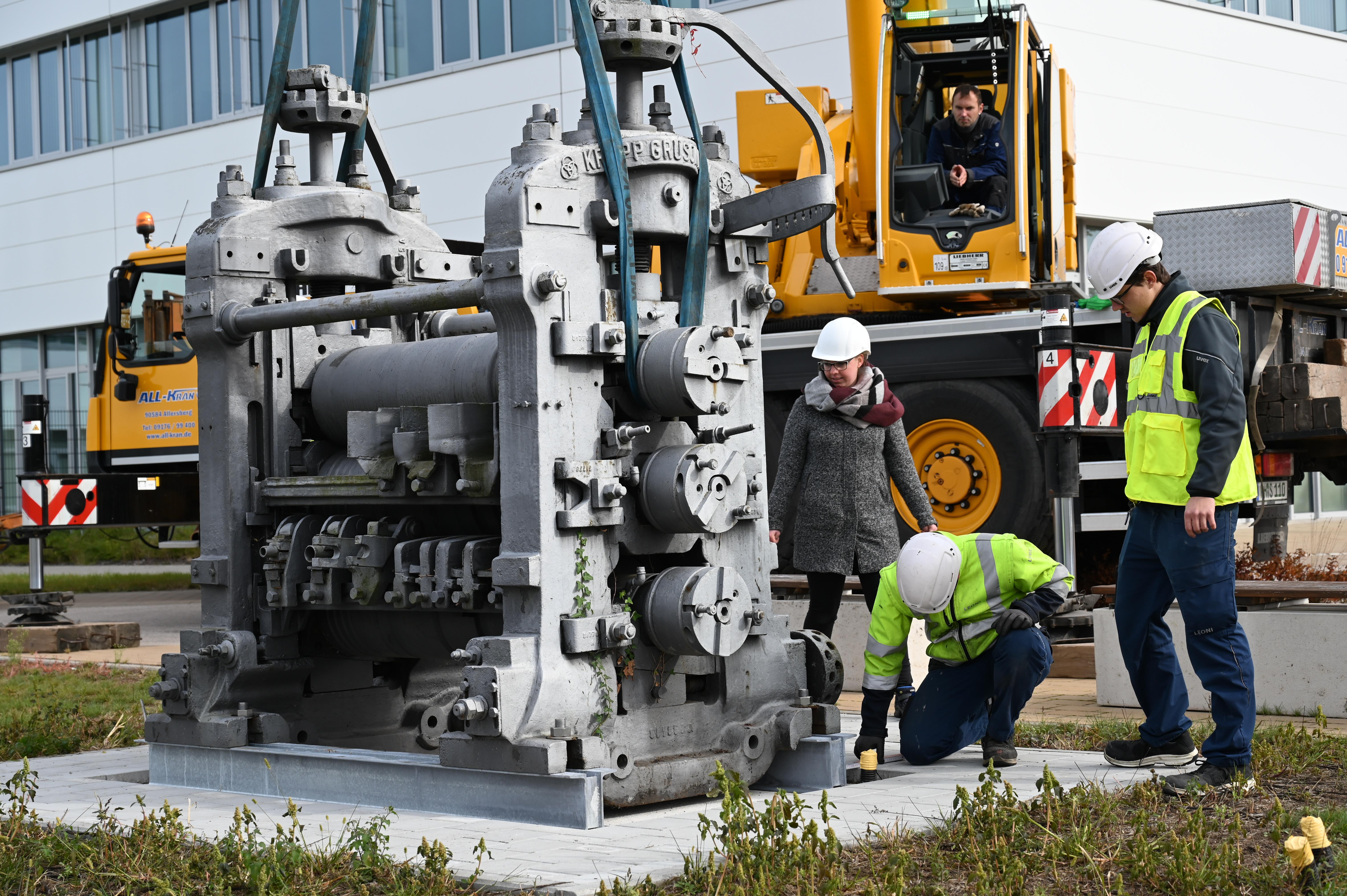 Mit einem Lastenkran wird das 12 Tonnen schwere Walzwerk auf ein Fundament bei der Firma Leoni regelrecht vor die Haustür gesetzt.