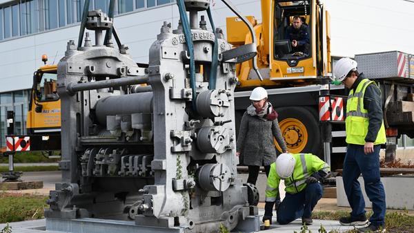 Mit einem Lastenkran wird das 12 Tonnen schwere Walzwerk auf ein Fundament bei der Firma Leoni regelrecht vor die Haustür gesetzt.