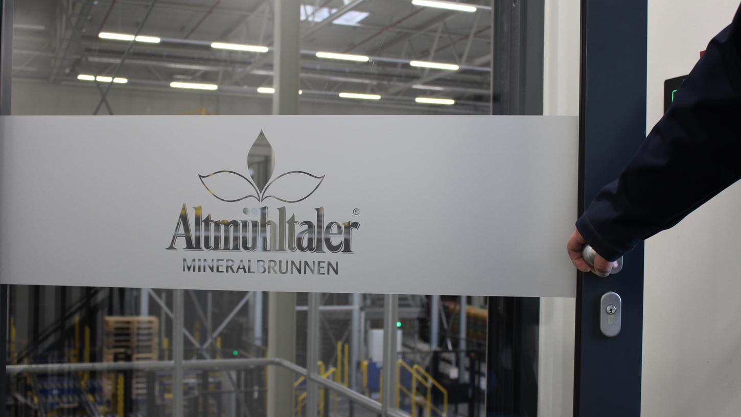 Im Logistikzentrum von Altmühltaler Mineralbrunnen wurde zu einem Pressegespräch eingeladen, um den aktuellen Stand der Mineralwassersuche mitzuteilen.