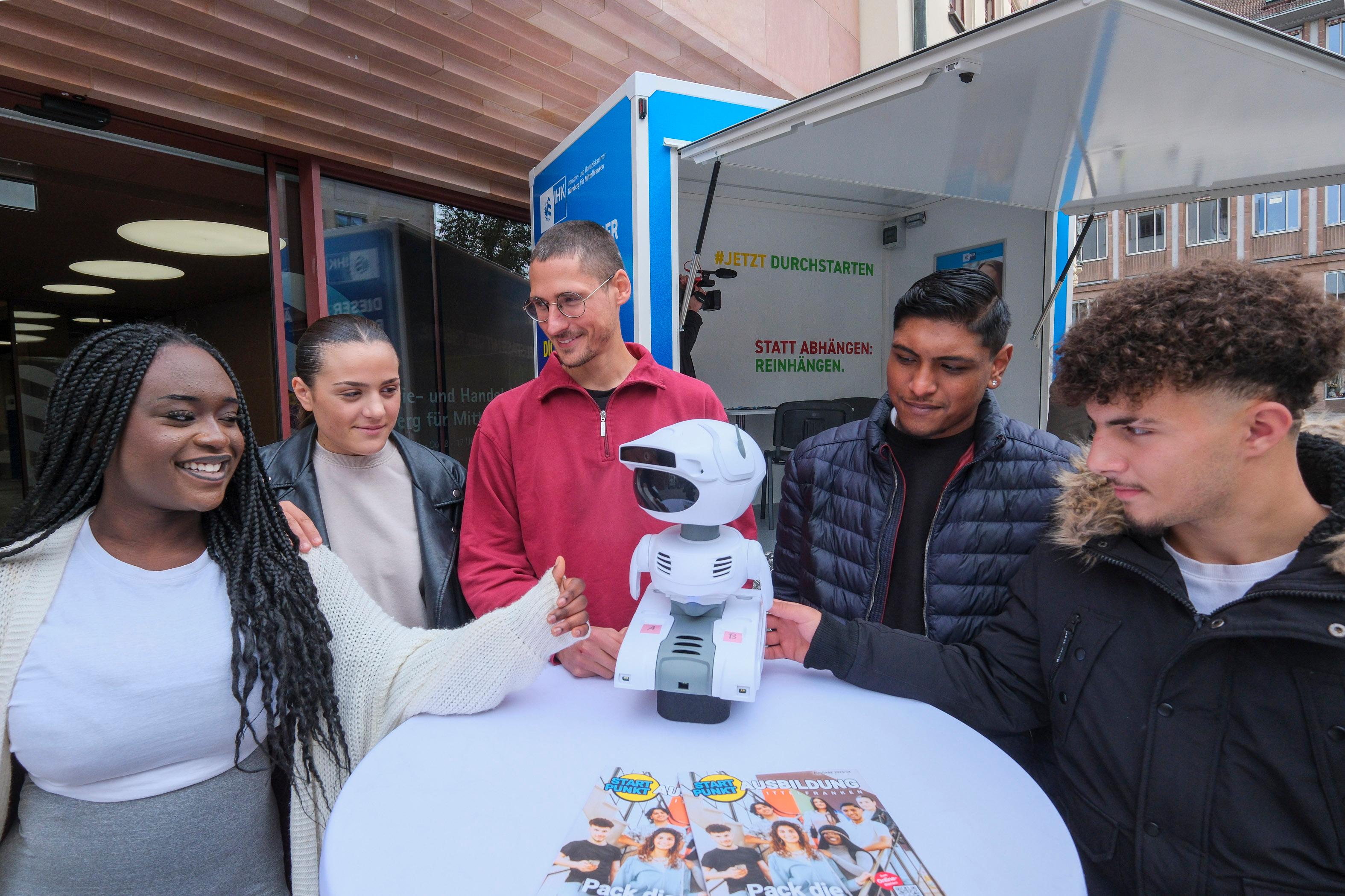 Beratung in der Box, Witze vom Roboter: Nürnberg geht ungewöhnliche ...