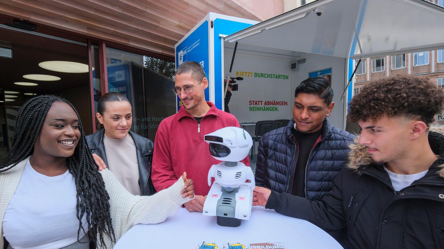 Beratung in der Box, Witze vom Roboter: Nürnberg geht ungewöhnliche ...