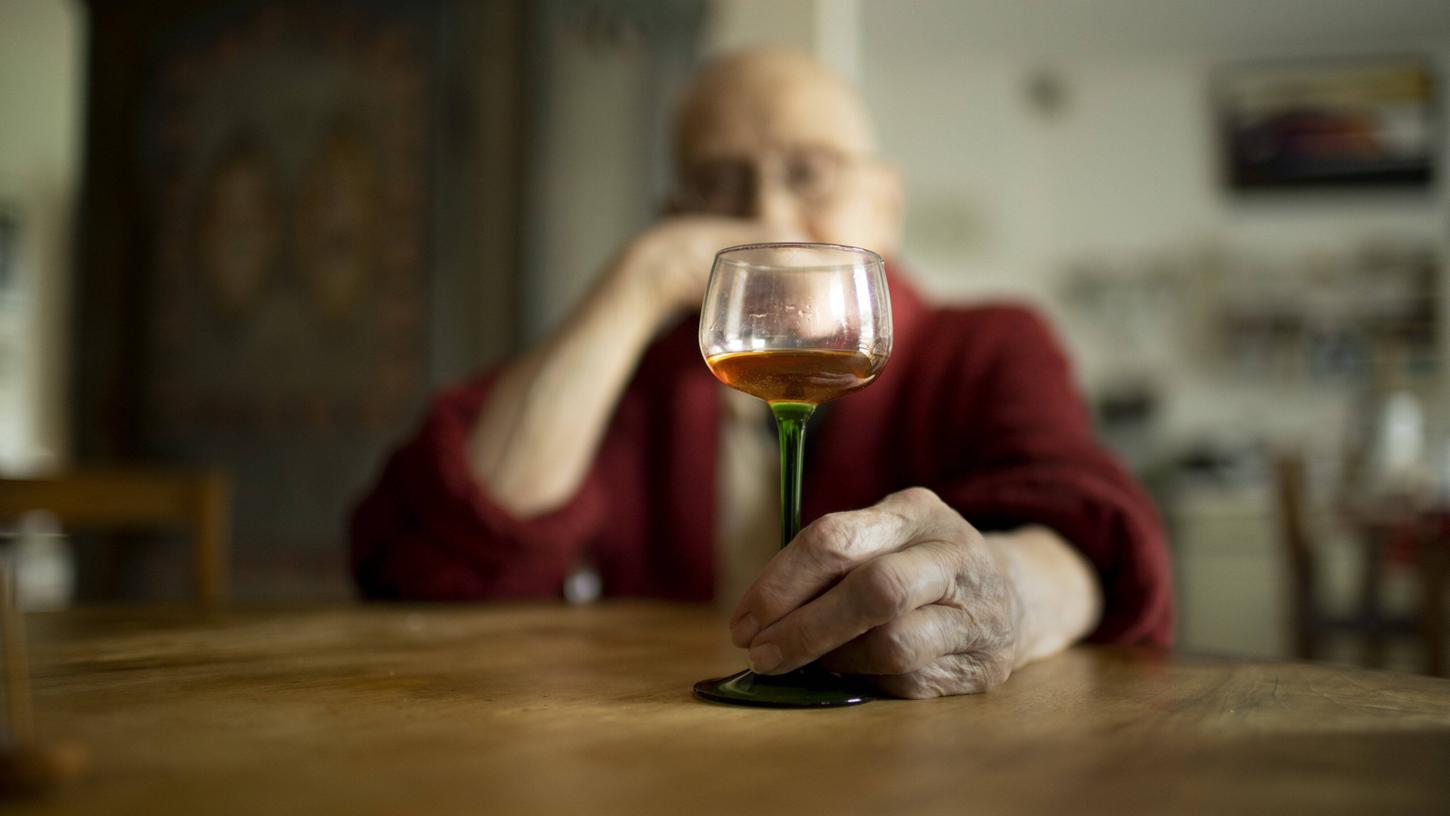 Manche Menschen rutschen erst im fortgeschrittenen Lebensalter in eine Drogenabhängigkeit, beispielsweise vom Alkohol. Die Gründe dafür sind vielfältig. 