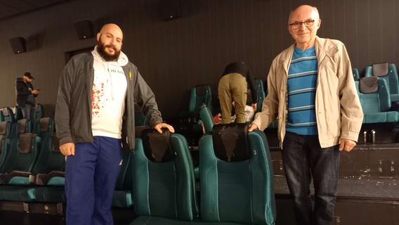 Fürther Kino verkauft alte Sessel gegen Spende: Die ersten Säle leeren sich