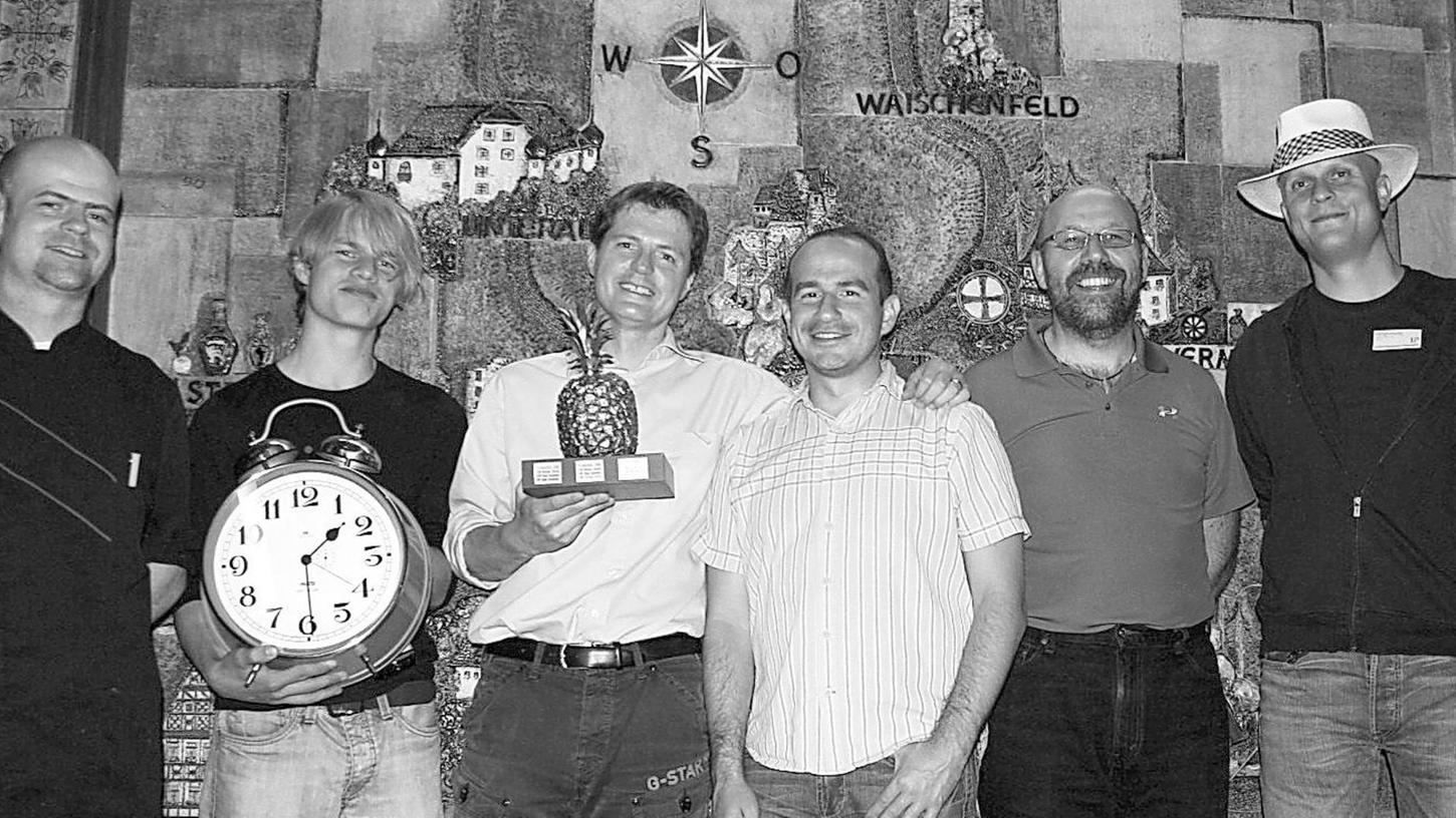 Nach dem Wettkampf, vl.: der Chef der Pulvermühle, Christian Bezold, Florian Wagner, Michael Bezold, Christian Gabriel, Dieter Hillesheim und Christian Troyke. Nach dem Wettkampf, vl.: der Chef der Pulvermühle, Christian Bezold, Florian Wagner, Michael Bezold, Christian Gabriel, Dieter Hillesheim und Christian Troyke.
