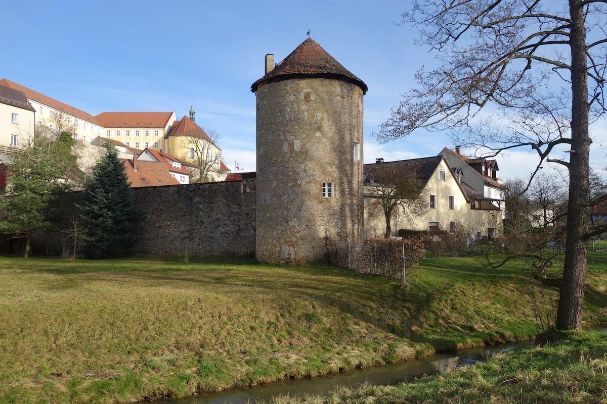 In Sulzbach-Rosenberg steht ein alter Wehrtum, in dem Urlauber eine außergewöhnliche Zeit verbringen können. Der Turm bietet 60qm Wohnfläche auf drei Etagen und beinhaltet einen Balkon sowie einen Garten.