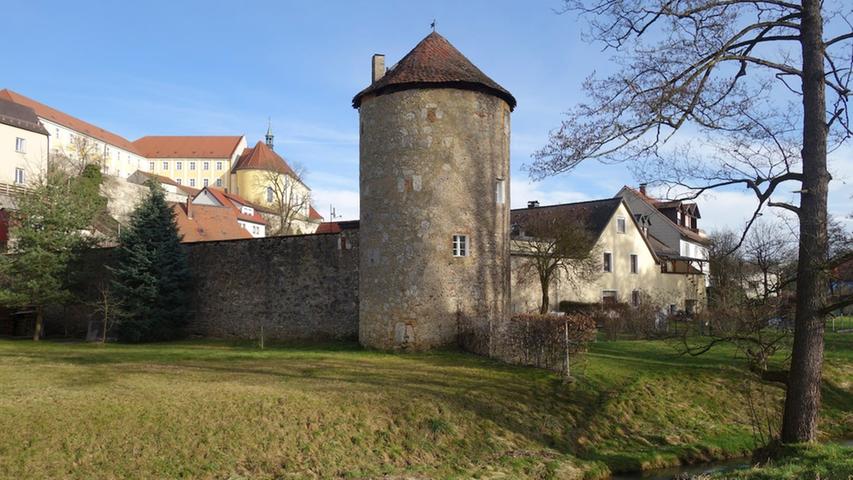 In Sulzbach-Rosenberg steht ein alter Wehrtum, in dem Urlauber eine außergewöhnliche Zeit verbringen können. Der Turm bietet 60qm Wohnfläche auf drei Etagen und beinhaltet einen Balkon sowie einen Garten.
