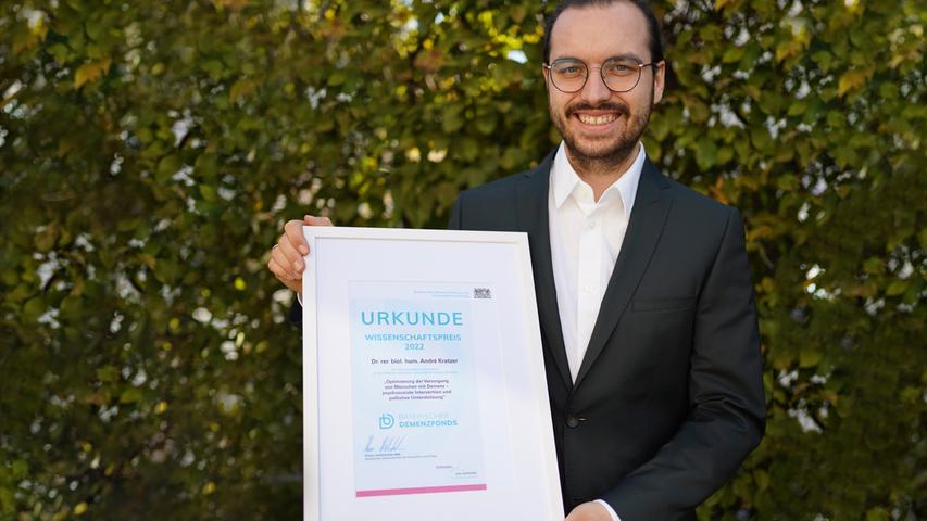 Die Freude über den Wissenschaftspreis ist groß: Dr. André Kratzer. 