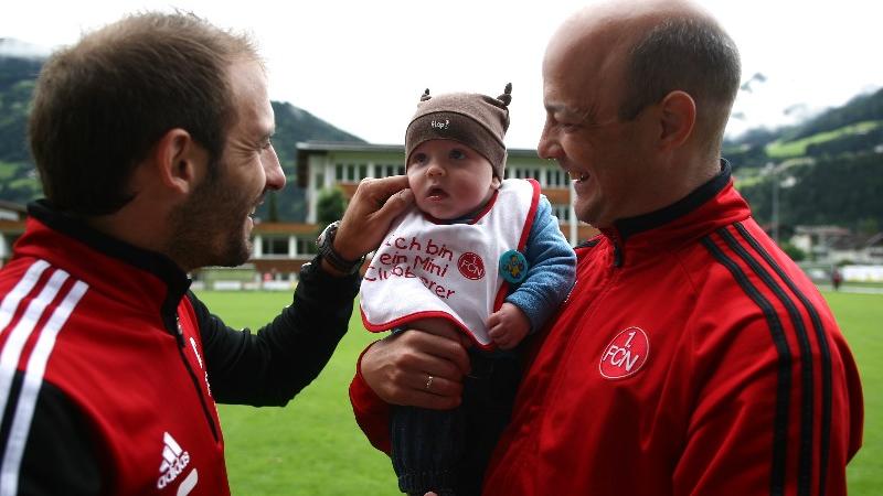 Was für ein Zufall: Javier Pinola traf Baby Leo Witurka und Papa Uwe. Leo ist viereinhalb Monate alt und hat am gleichen Tag Geburtstag wie "Pino".