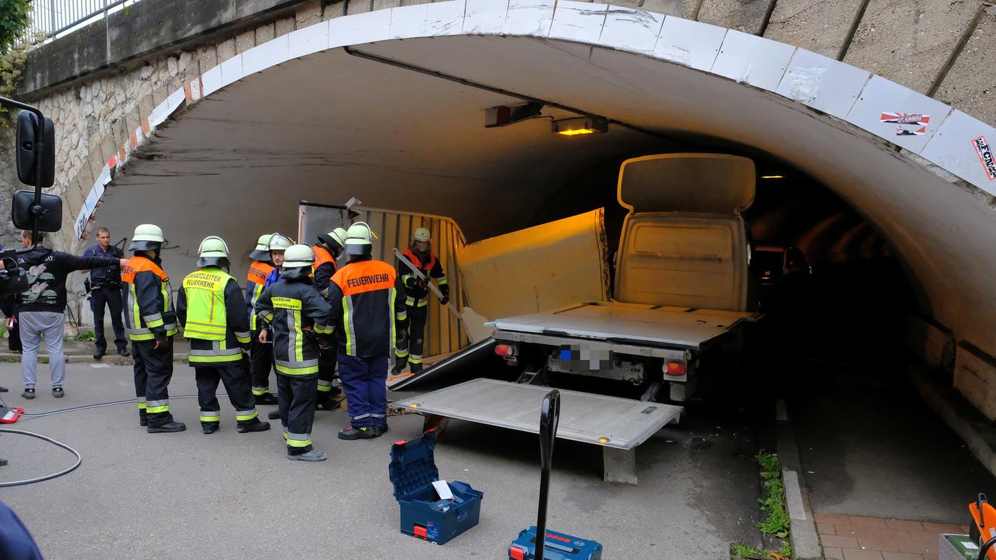 Der Kastenwagen wurde von der Feuerwehr in handliche Stücke geschnitten. Der Kastenwagen wurde von der Feuerwehr in handliche Stücke geschnitten.