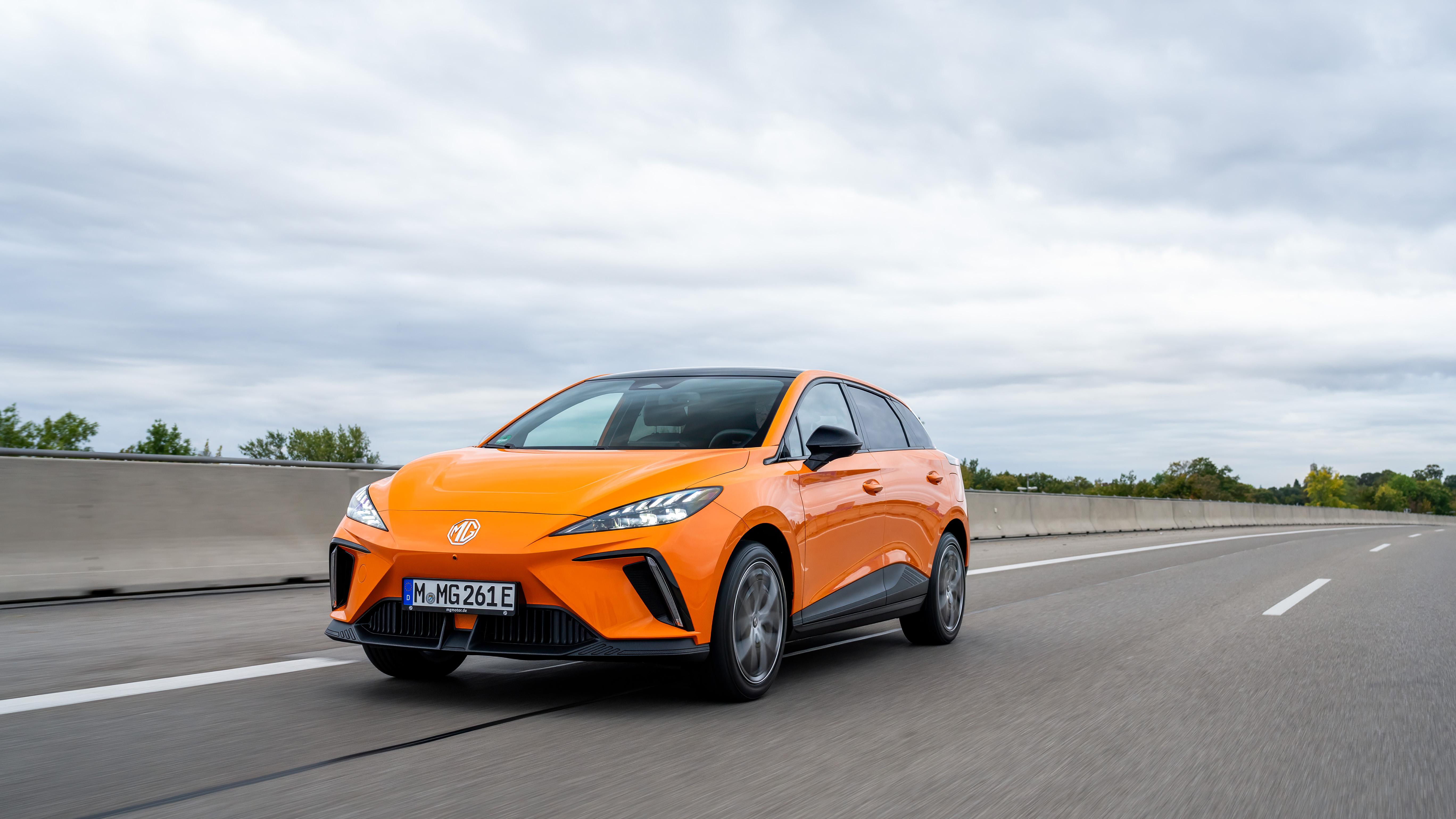 Vielmehr kommt es auf die Reichweite an: Die verhältnismäßig große 77-kWh-Batterie sorgt dafür, dass der "Trophy" nach WLTP-Norm erst nach 520 Kilometern wieder an die Ladestation muss.