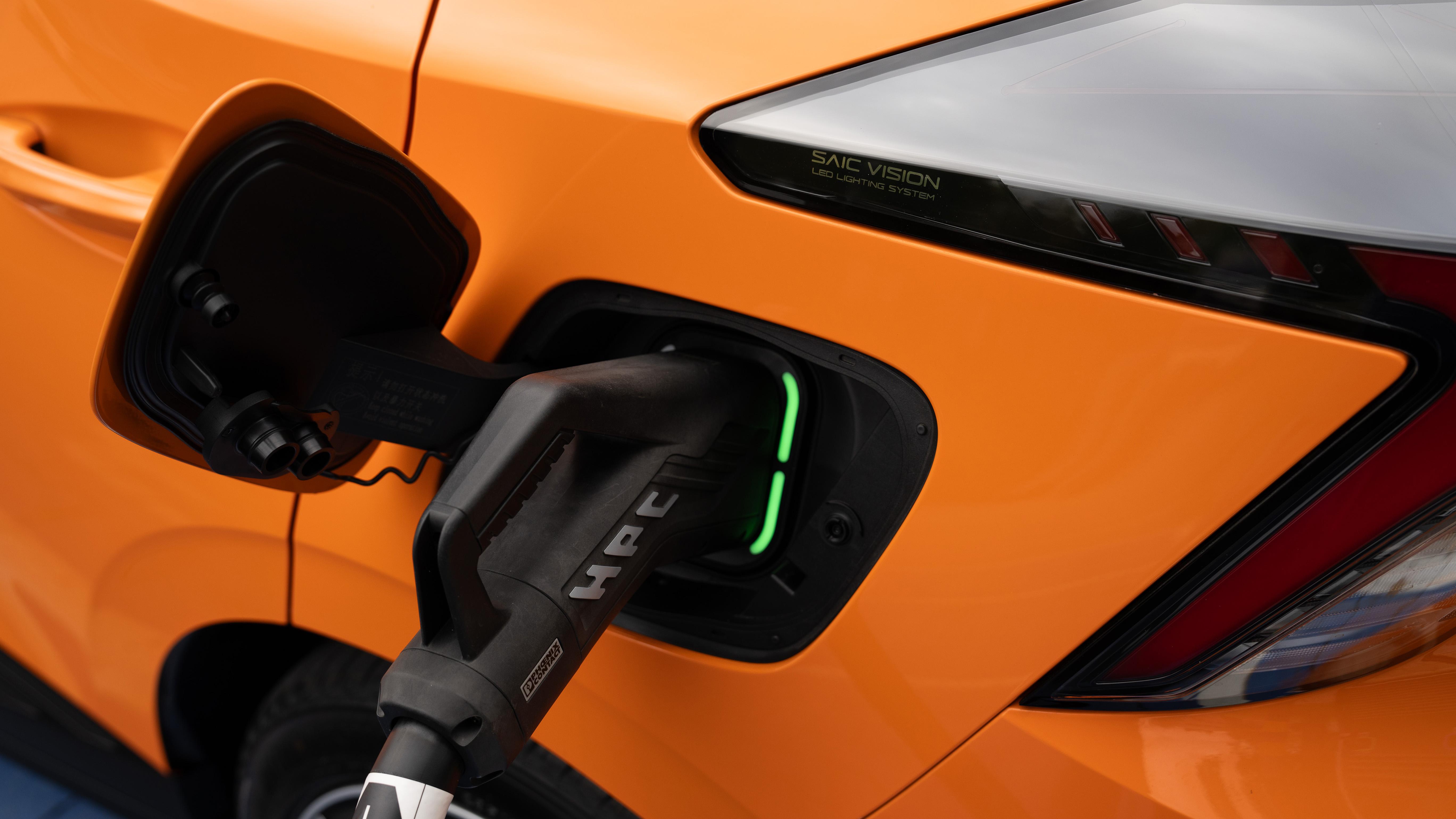 Die AC-Wallbox wird mit bis zu 11 kW angezapft, die DC-Schnellladestation mit bis zu 144 beziehungsweise (XPower) 140 kW.