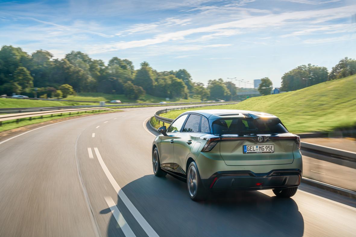 Er powerstromert mit 320 kW/435 PS und Allradantrieb.