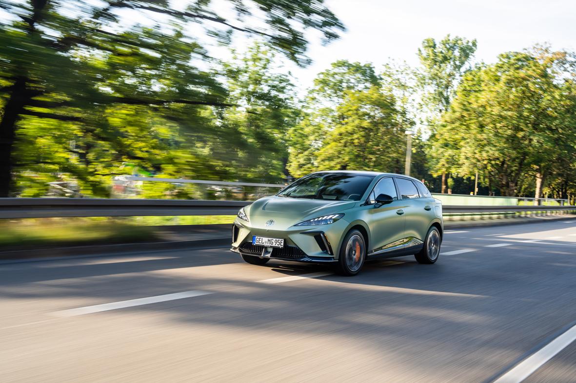 Als Energiespeicher dient eine 64-kWh-Batterie, die nach WLTP-Norm eine Reichweite von 395 Kilometern ermöglicht.