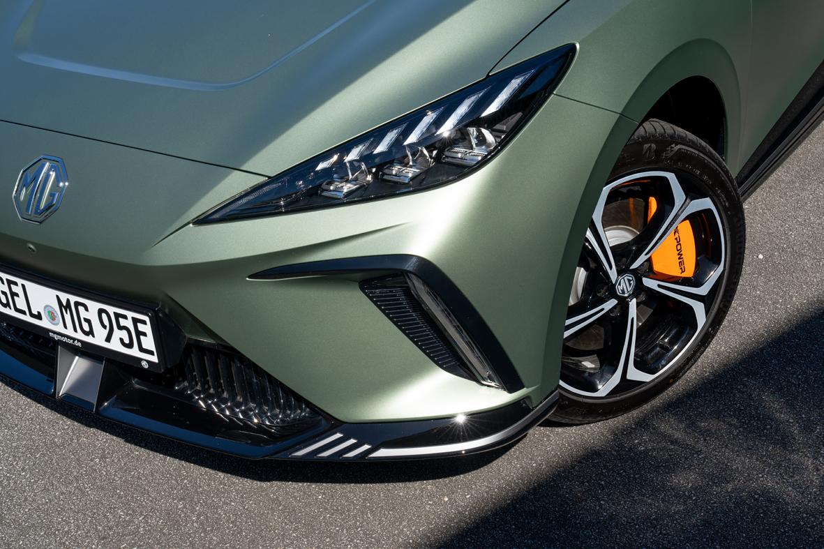 Eine optische Extravaganz sind die orangefarbenen Bremszangen.