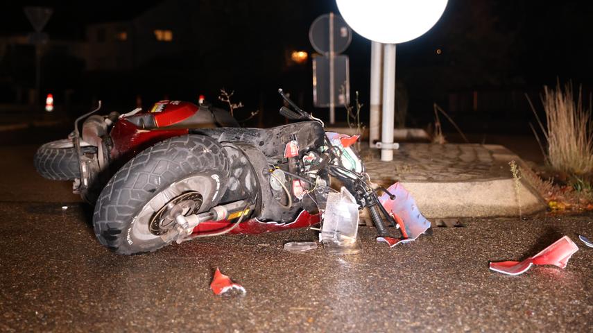 Dem 16-jährigen Rollerfahrer wurde die Vorfahrt genommen. Nach dem Zusammenprall stürzte er und wurde unter dem Auto eingeklemmt, dessen Fahrerin den Unfall verursacht hatte.