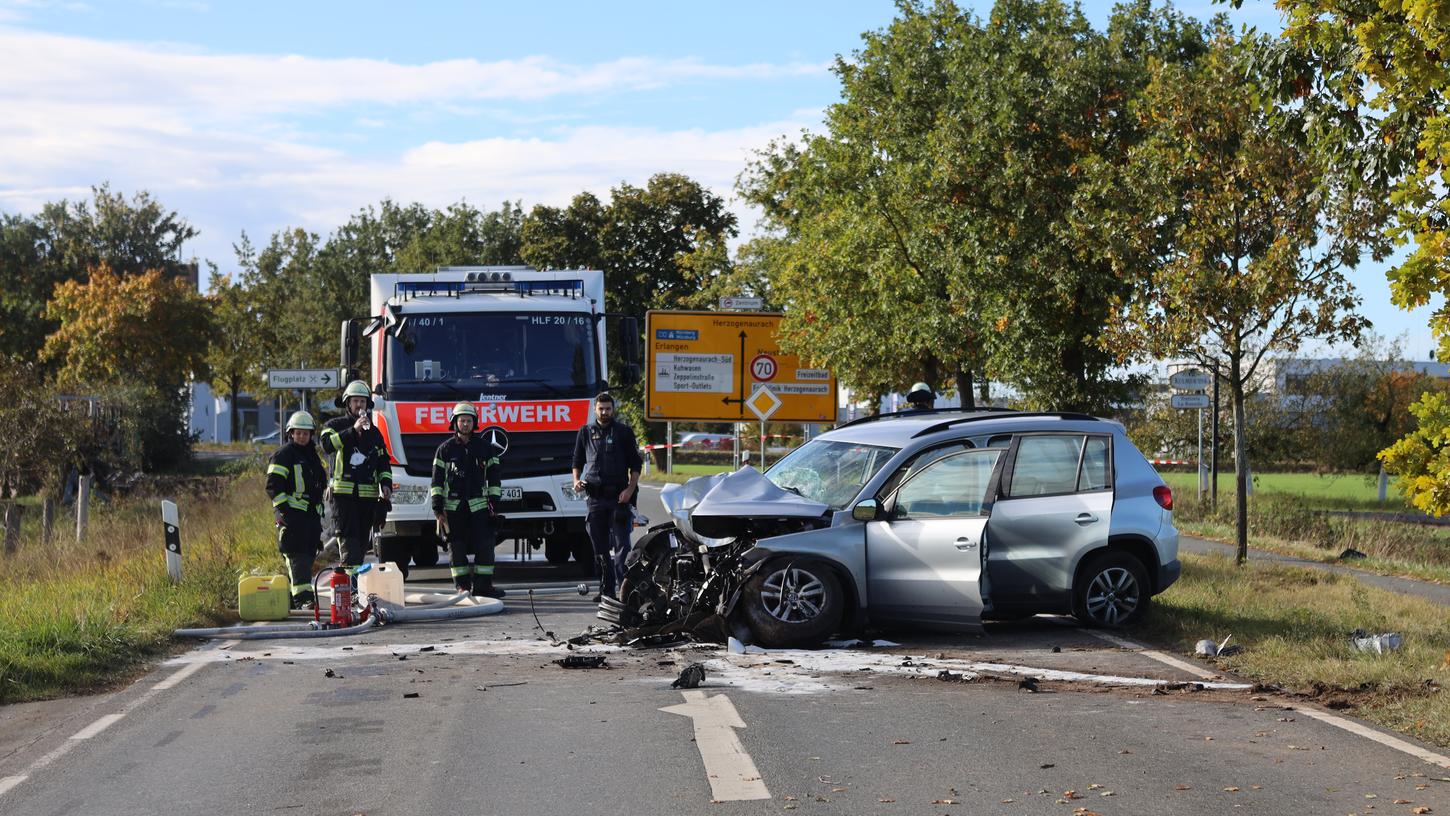Ein Senior verletzte sich leicht, als er mit seinem Auto gegen einen Baum prallte. Ein Senior verletzte sich leicht, als er mit seinem Auto gegen einen Baum prallte.