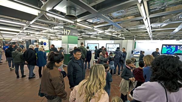 Trotz erhöhter Eintrittspreise - das Ticket ist von 2022 bis 2023 um fast vier Euro teurer geworden - erwies sich die Lange Nacht der Wissenschaften in Erlangen wieder als Publikumsmagnet.