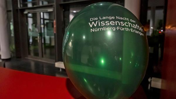 Die Werbe-Luftballons der Langen Nacht der Wissenschaften waren allgegenwärtig.