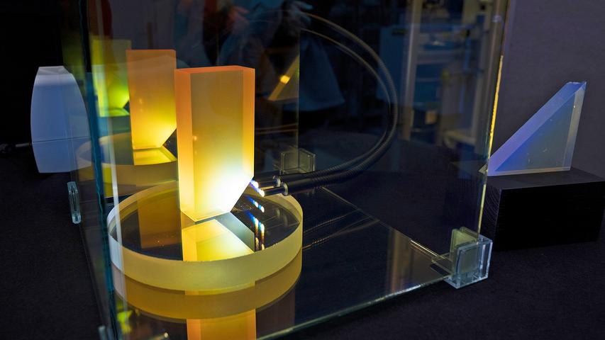 Wie wird Licht gebrochen? Und wie entstehen Gläser für wissenschaftliche Anwendungen? Am Max-Planck-Institut konnte man sich darüber informieren.