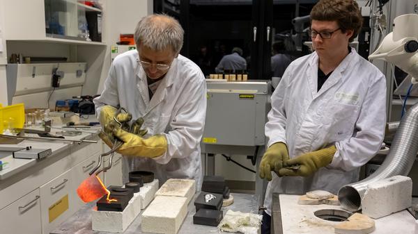 Dr. Ralf Keding zeigt, wie man blasenfreies Glas für wissenschaftliche Anwendungen gießt. Was einiges an Sorgfalt erfordert.