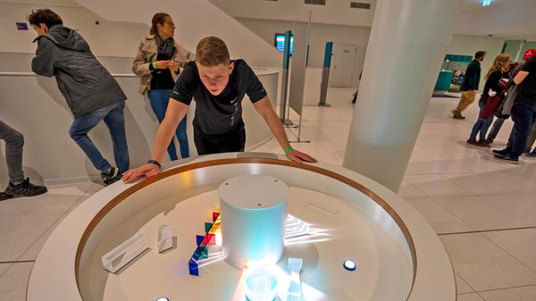 Licht steht beim Max-Planck-Institut traditionell im Mittelpunkt, farbig, vielfach gebrochen und immer spannend.