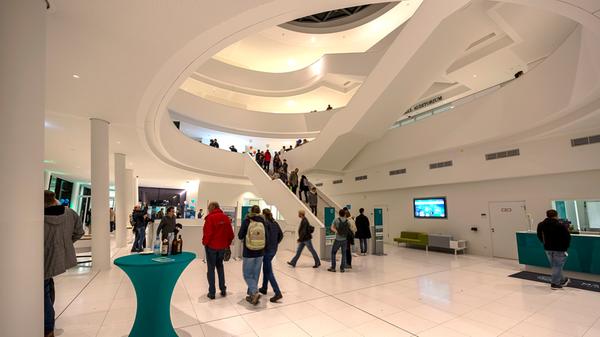 Im Max-Planck-Foyer tummelten sich auch zu später Stunde noch viele Menschen.