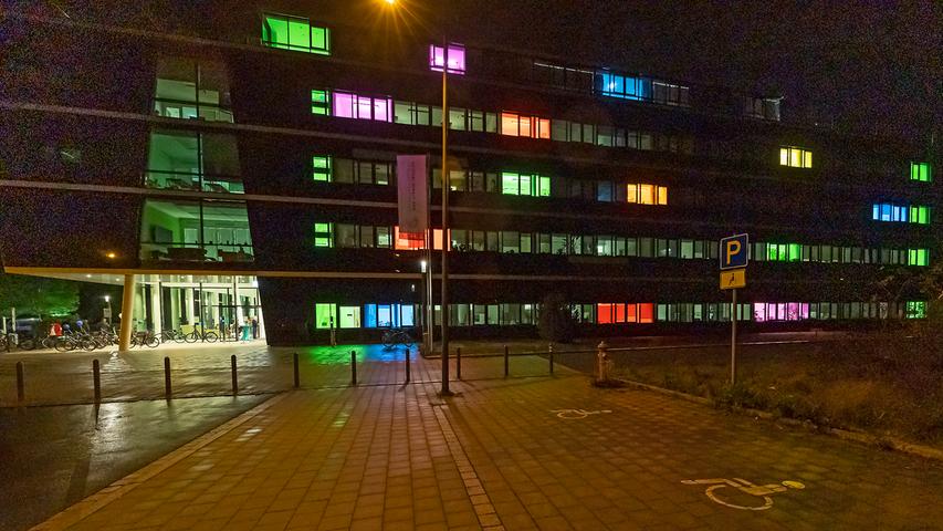 Das May-Planck-Institut zeigte sich den Gästen der Langen Nacht der Wissenschaften farbig-festlich illuminiert.